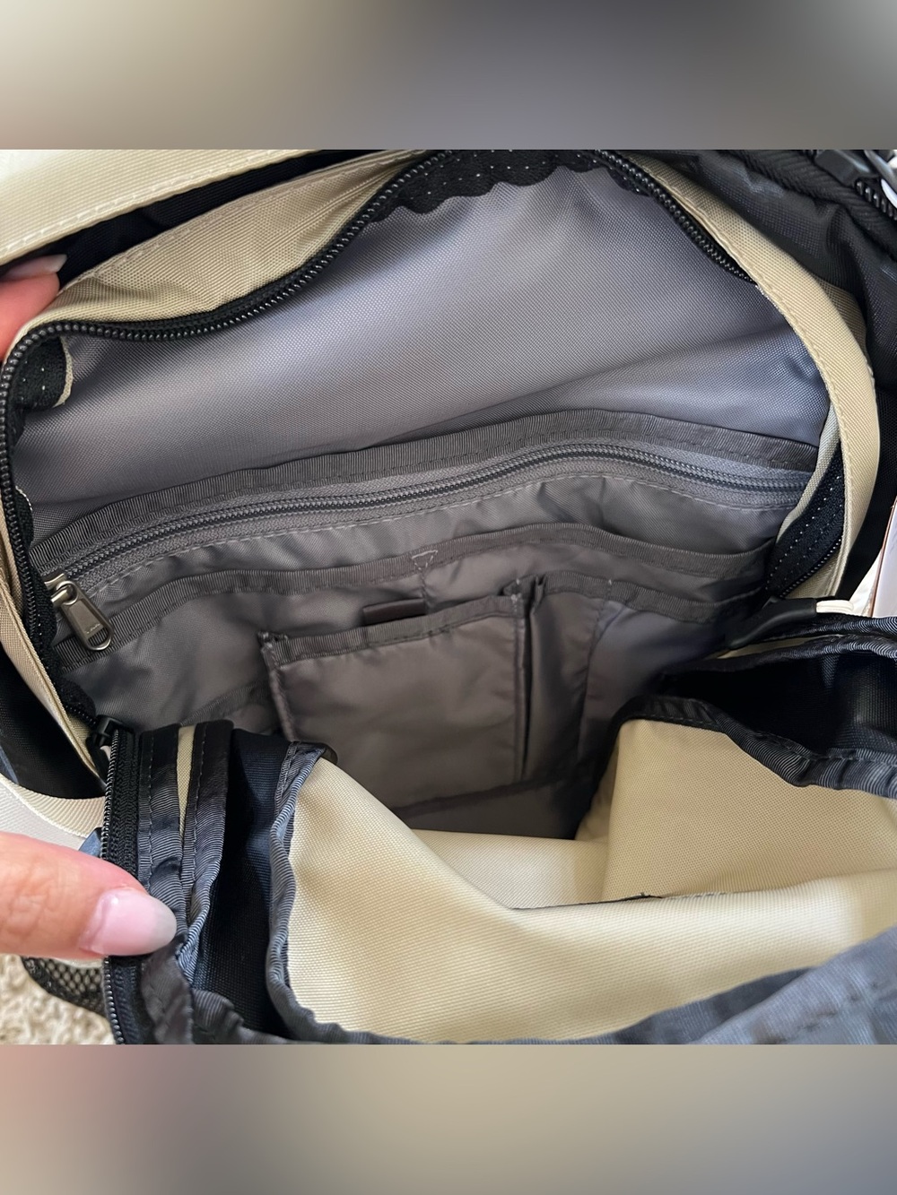 đź–¤NWTđź–¤ THE NORTH FACE Hot Shot Backpack Black Beige - Picture 6 of 11
